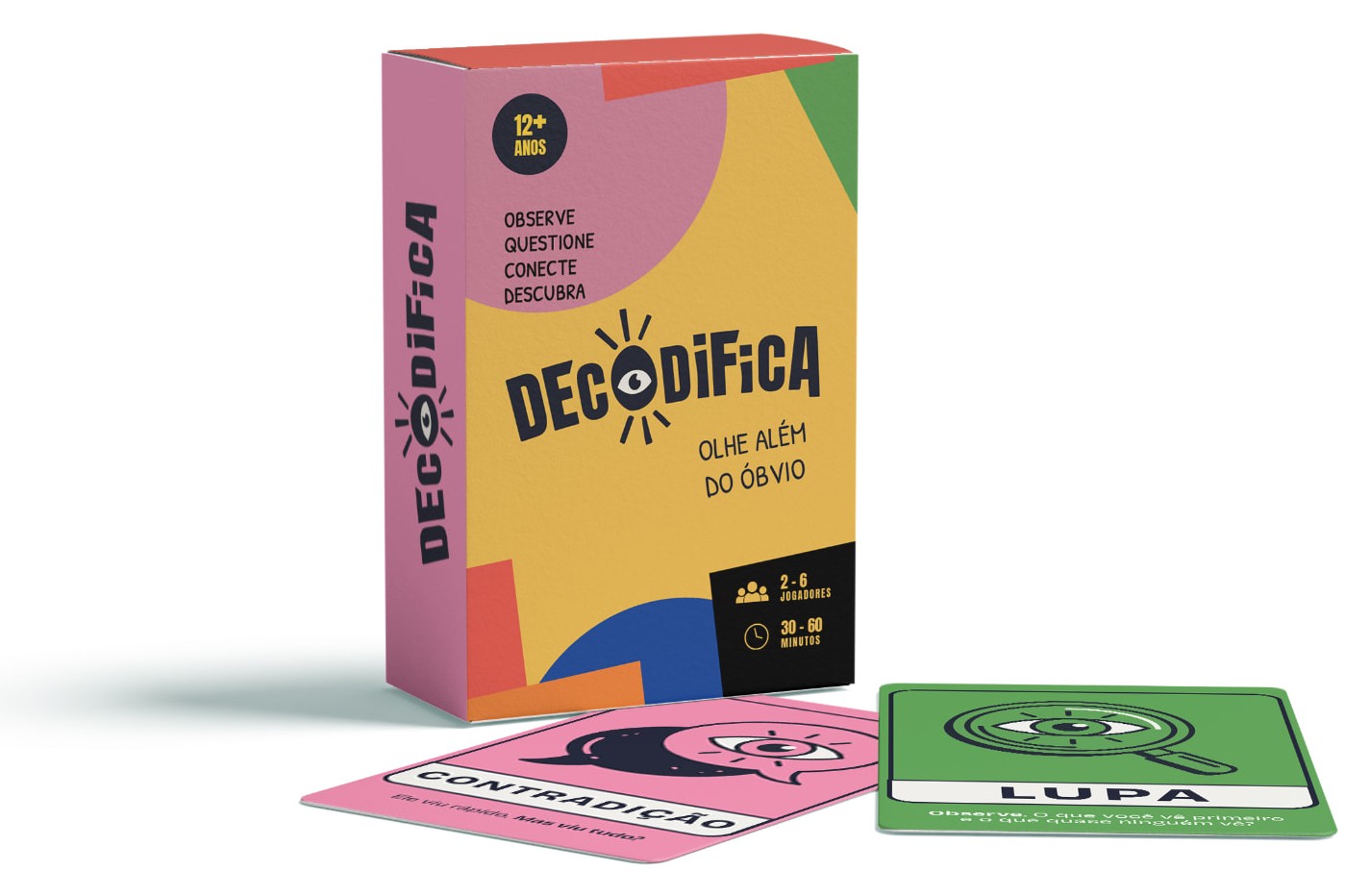 Caixa do jogo Decodifica em pé, com as cartas Lupa e Contradição à frente